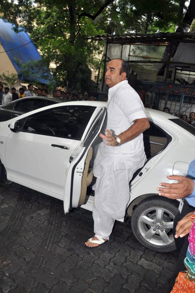 दारा सिंह की अंतिम यात्रा में शामिल हुआ बॉलीवुड