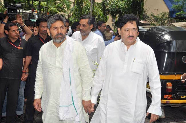 दारा सिंह की अंतिम यात्रा में शामिल हुआ बॉलीवुड