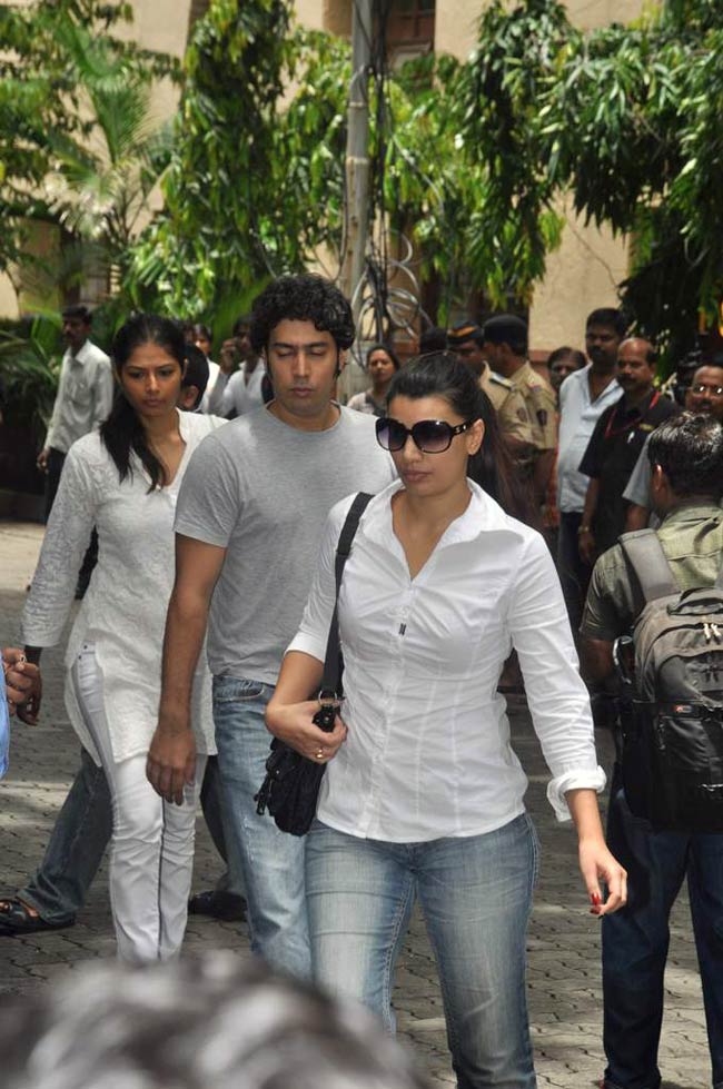 दारा सिंह की अंतिम यात्रा में शामिल हुआ बॉलीवुड