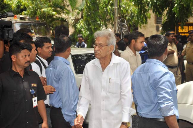 दारा सिंह की अंतिम यात्रा में शामिल हुआ बॉलीवुड