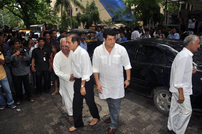 दारा सिंह की अंतिम यात्रा में शामिल हुआ बॉलीवुड