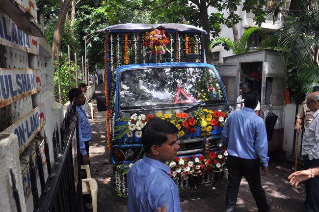 दारा सिंह की अंतिम यात्रा में शामिल हुआ बॉलीवुड