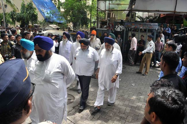 दारा सिंह की अंतिम यात्रा में शामिल हुआ बॉलीवुड