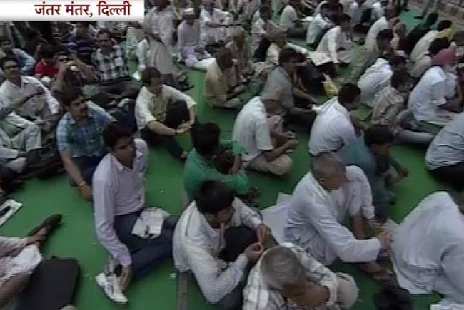 अनशन के दूसरे दिन की तस्‍वीरें | पहले दिन की तस्‍वीरें