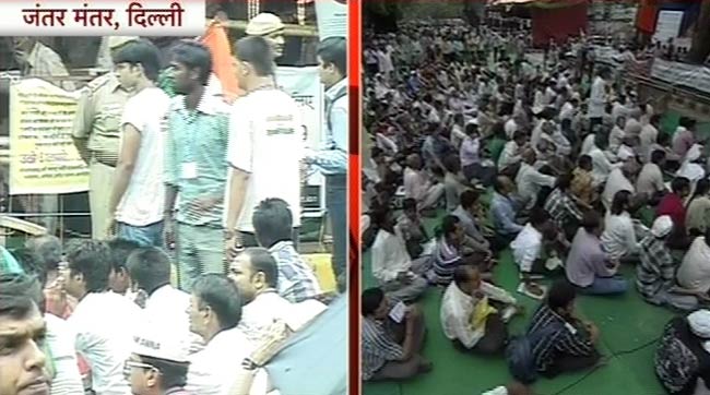 अनशन के दूसरे दिन की तस्‍वीरें | पहले दिन की तस्‍वीरें