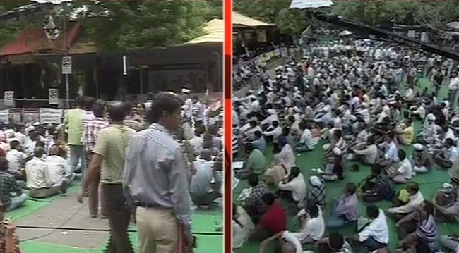 अनशन के दूसरे दिन की तस्‍वीरें | पहले दिन की तस्‍वीरें