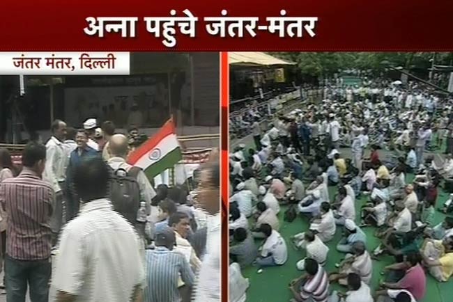 अनशन के दूसरे दिन की तस्‍वीरें | पहले दिन की तस्‍वीरें