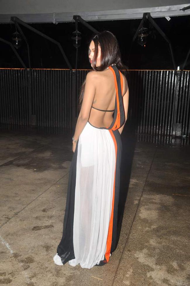 इशा गुप्‍ता की अनदेखी तस्वीरें....   | बोल्ड बालाएं