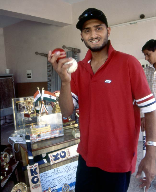 टीम इंडिया के 'टर्बनेटर' को 100वें टेस्ट की बधाई | सचिन पर विशेष