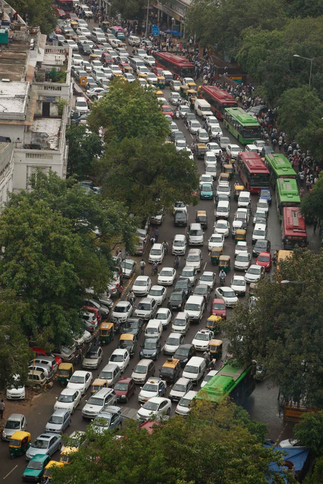 तस्वीरों में देखें कैसे ग्रिड फेल होने से थमी राजधानी की रफ्तार