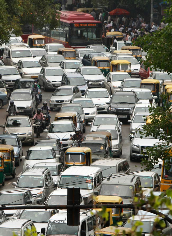 तस्वीरों में देखें कैसे ग्रिड फेल होने से थमी राजधानी की रफ्तार