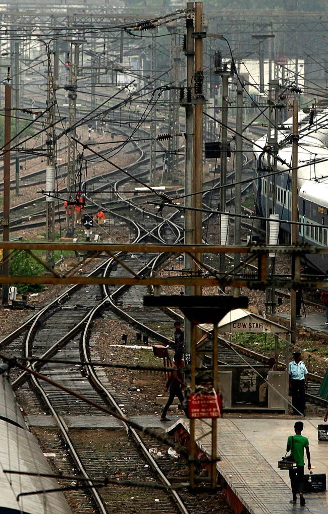 तस्वीरों में देखें कैसे ग्रिड फेल होने से थमी राजधानी की रफ्तार