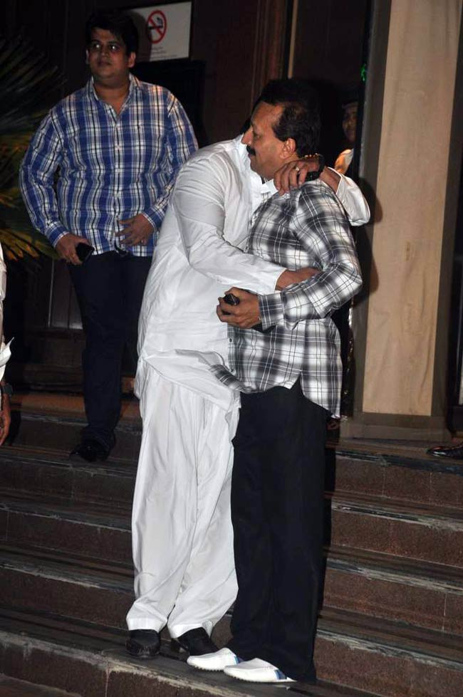 इफ्तार पार्टी में दिखे सलमान और संजय | सलमान पर विशेष