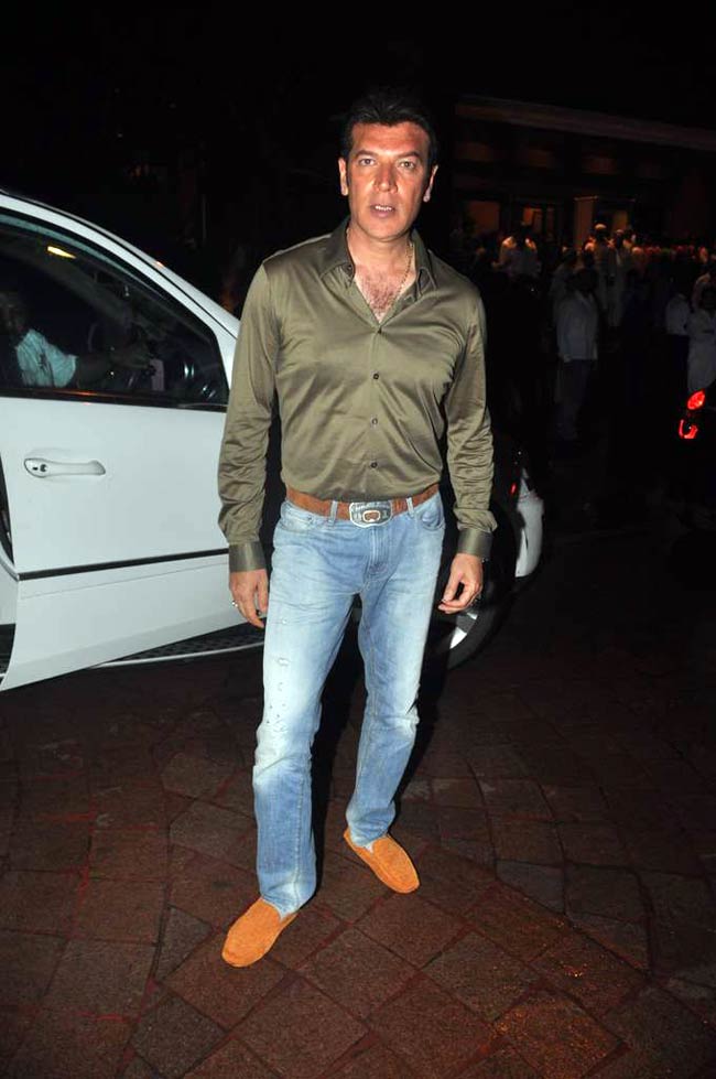 इफ्तार पार्टी में दिखे सलमान और संजय | सलमान पर विशेष