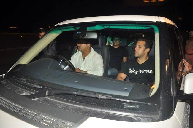 इफ्तार पार्टी में दिखे सलमान और संजय | सलमान पर विशेष