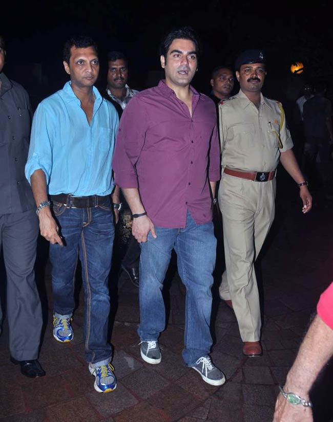 इफ्तार पार्टी में दिखे सलमान और संजय | सलमान पर विशेष