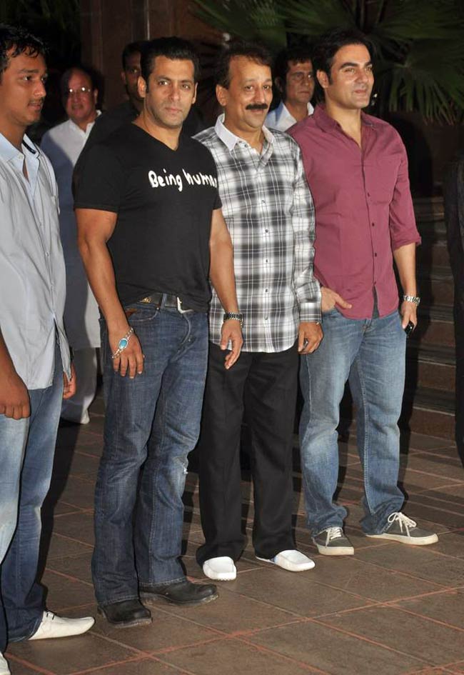 इफ्तार पार्टी में दिखे सलमान और संजय | सलमान पर विशेष