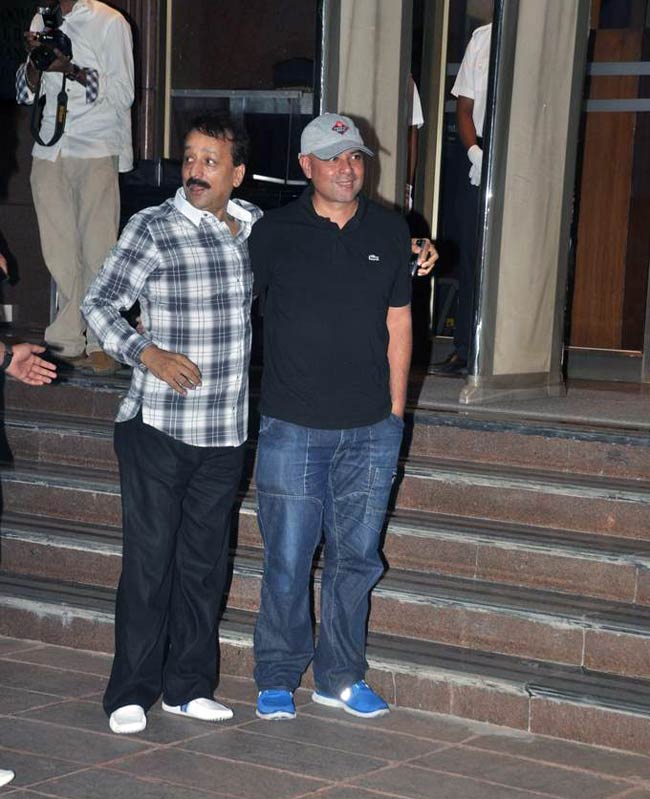 इफ्तार पार्टी में दिखे सलमान और संजय | सलमान पर विशेष