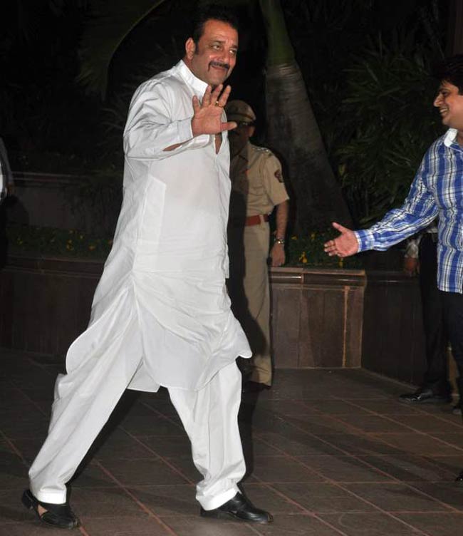 इफ्तार पार्टी में दिखे सलमान और संजय | सलमान पर विशेष