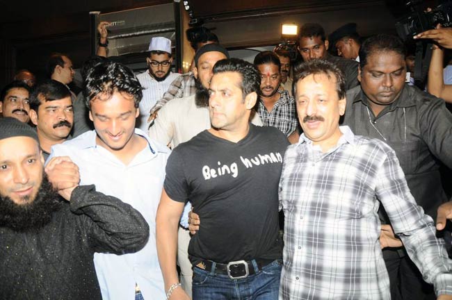 इफ्तार पार्टी में दिखे सलमान और संजय | सलमान पर विशेष