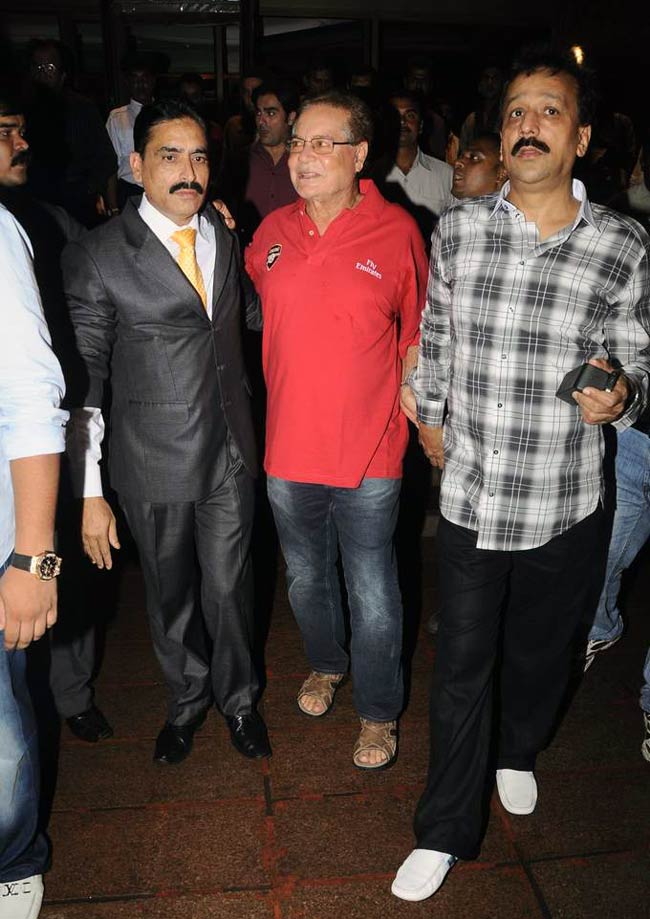 इफ्तार पार्टी में दिखे सलमान और संजय | सलमान पर विशेष