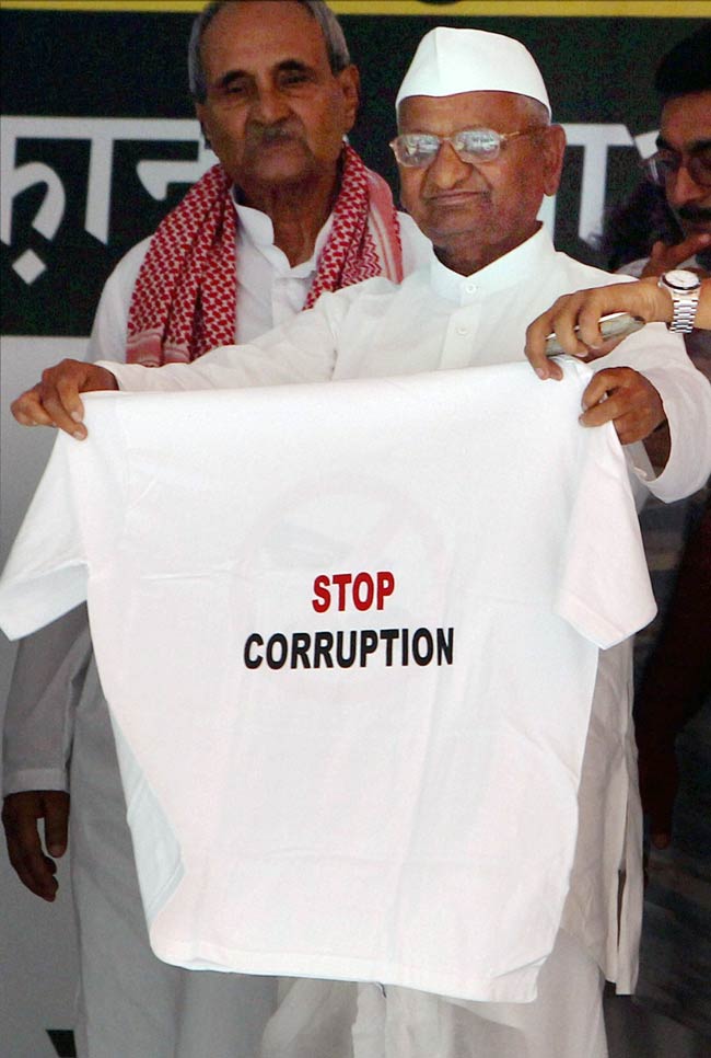 टीम अन्ना के अनशन के पहले दिन की तस्वीरें | अनशन LIVE