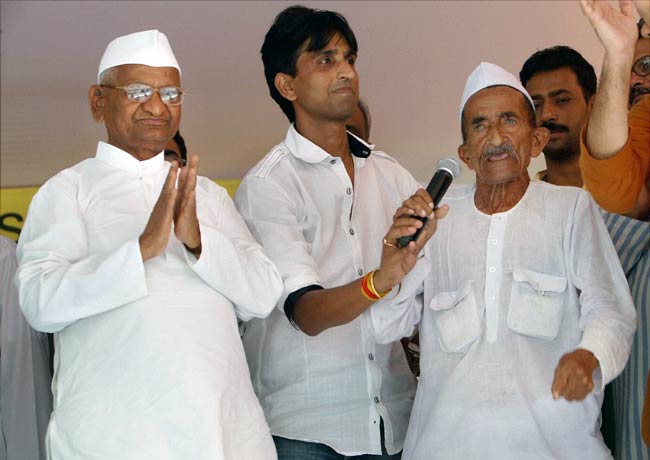 टीम अन्ना के अनशन के पहले दिन की तस्वीरें | अनशन LIVE