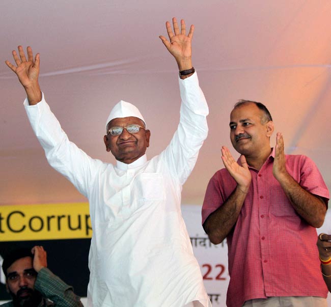 टीम अन्ना के अनशन के पहले दिन की तस्वीरें | अनशन LIVE