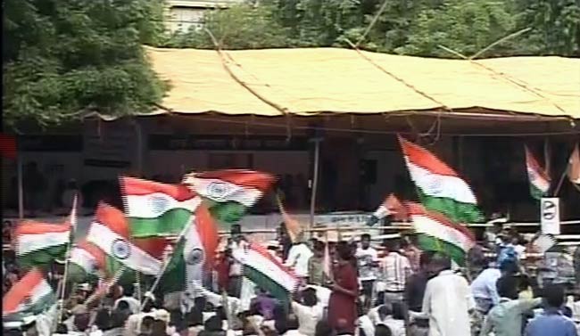 टीम अन्ना के अनशन के पहले दिन की तस्वीरें | अनशन LIVE