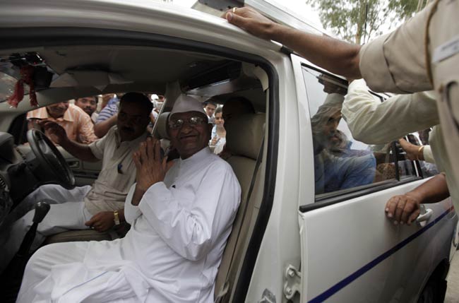 टीम अन्ना के अनशन के पहले दिन की तस्वीरें | अनशन LIVE