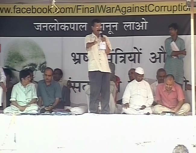 टीम अन्ना के अनशन के पहले दिन की तस्वीरें | अनशन LIVE