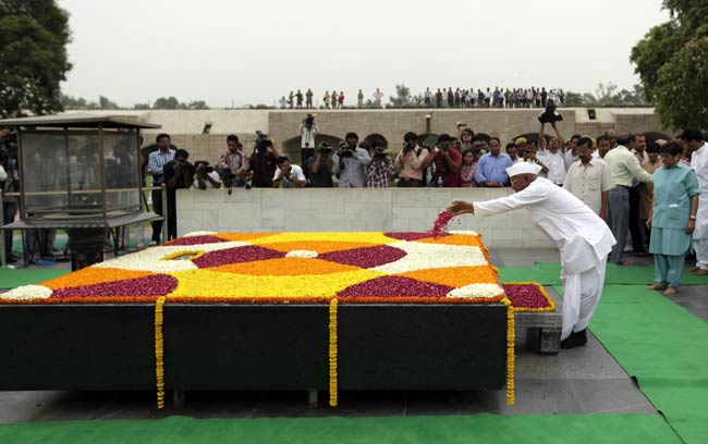 टीम अन्ना के अनशन के पहले दिन की तस्वीरें | अनशन LIVE