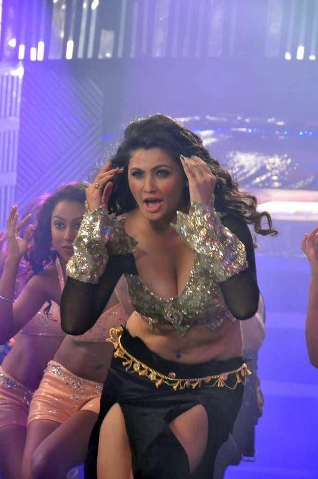 'आइटम क्वीन' बनने को तैयार डेजी शाह | आइटम गर्ल