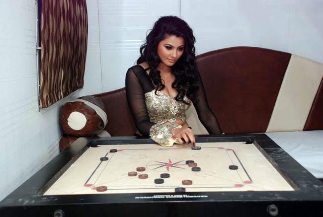 'आइटम क्वीन' बनने को तैयार डेजी शाह | आइटम गर्ल