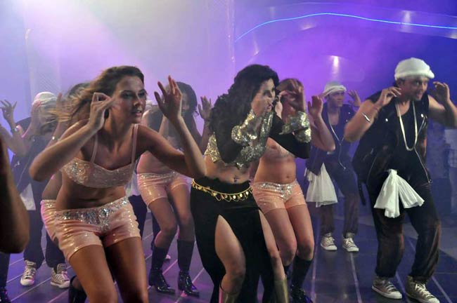 'आइटम क्वीन' बनने को तैयार डेजी शाह | आइटम गर्ल