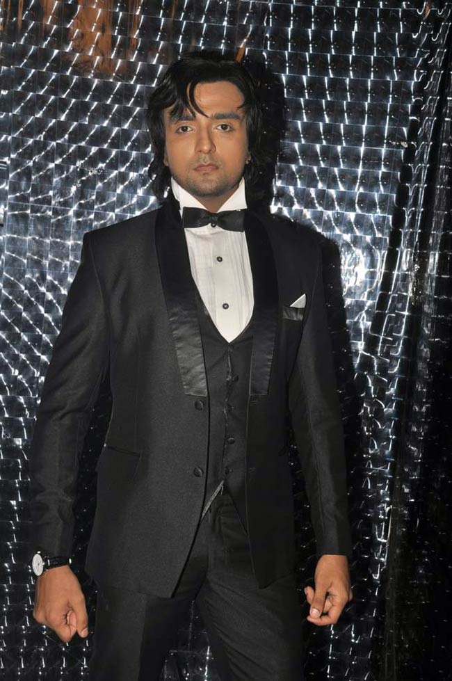 'आइटम क्वीन' बनने को तैयार डेजी शाह | आइटम गर्ल