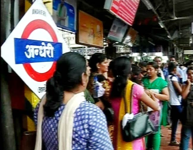 मुंबई की लाइफलाइन ठप्‍प, जहां-तहां फंसे यात्री