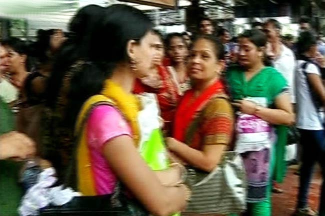 मुंबई की लाइफलाइन ठप्‍प, जहां-तहां फंसे यात्री