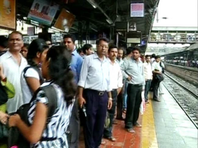 मुंबई की लाइफलाइन ठप्‍प, जहां-तहां फंसे यात्री