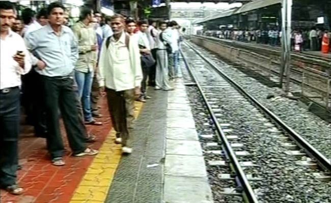 मुंबई की लाइफलाइन ठप्‍प, जहां-तहां फंसे यात्री