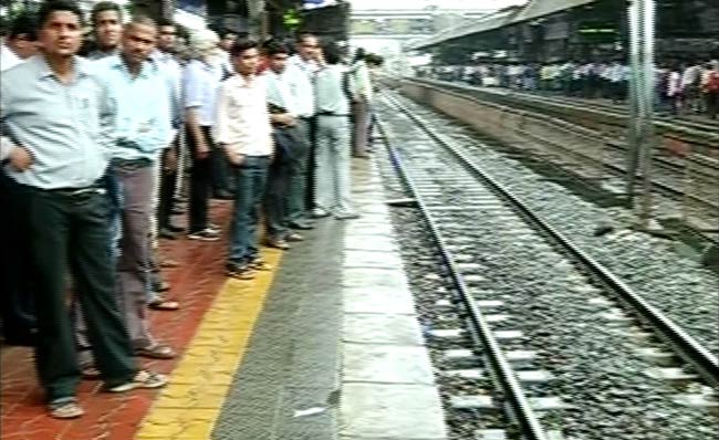 मुंबई की लाइफलाइन ठप्‍प, जहां-तहां फंसे यात्री