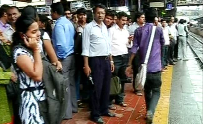 मुंबई की लाइफलाइन ठप्‍प, जहां-तहां फंसे यात्री