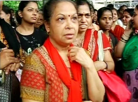 मुंबई की लाइफलाइन ठप्‍प, जहां-तहां फंसे यात्री