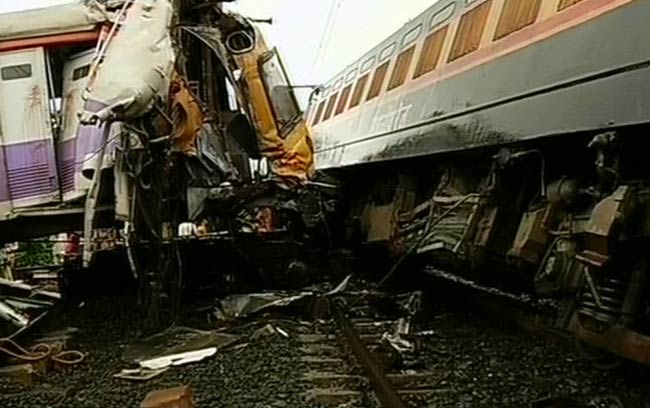 विदर्भ एक्सप्रेस से टकराई लोकल ट्रेन, 3 की मौत