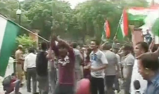 28 जुलाई 2012: तस्वीरों में दिनभर की अहम खबरें | पढ़ें