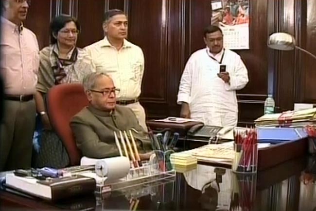 15 जुलाई 2012: तस्वीरों में दिनभर की बड़ी खबरें | पढ़ें