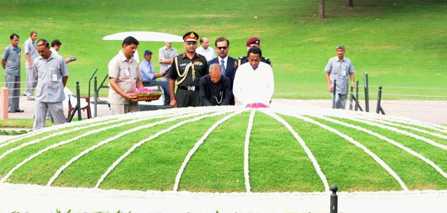 राष्ट्रपति पद की शपथ ग्रहण से पहले 'राजघाट' पहुंचे प्रणब