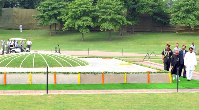 राष्ट्रपति पद की शपथ ग्रहण से पहले 'राजघाट' पहुंचे प्रणब