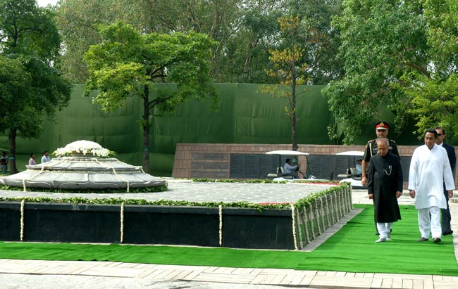 राष्ट्रपति पद की शपथ ग्रहण से पहले 'राजघाट' पहुंचे प्रणब