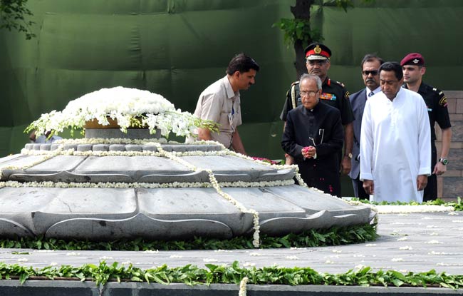 राष्ट्रपति पद की शपथ ग्रहण से पहले 'राजघाट' पहुंचे प्रणब